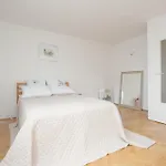 Luxury In The Heart Of The By Renters Апартаменты *
