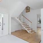 Luxury In The Heart Of The By Renters Апартаменты *