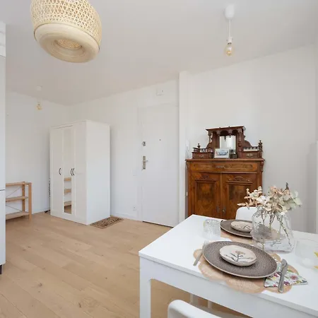 Luxury In The Heart Of The By Renters דירה *